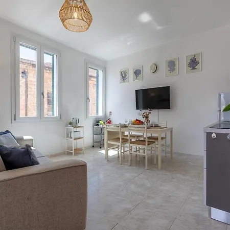 Nuras - Casa Aurelia Square View Old Town Apartment